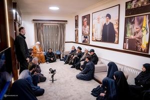 ممثل قائد الثورة یحضر منازل عوائل القادة الشهداء من حزب الله فی لبنان

