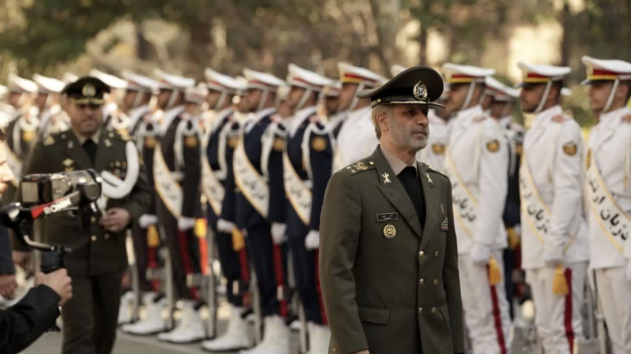 قائد الجیش: العدو یحاول "التآکل الإستراتیجی" فی إیران
