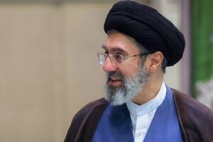 قائد الثورة: العدوّ یسعى إلى تأجیج الخلافات الاجتماعیة فی المجتمع الإیرانی لتعویض هزائمه فی المیدان
