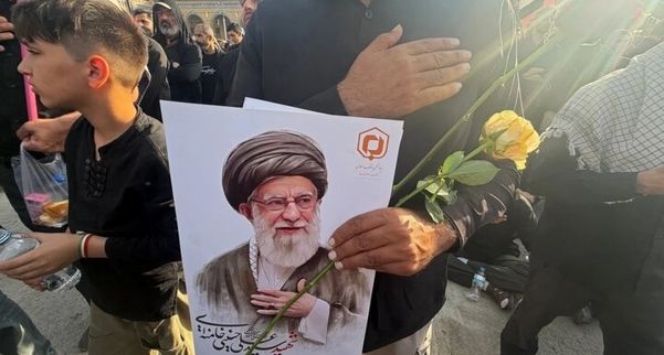 مفکر هندی: کان السید خامنئی القائد الدیمقراطی الوحید فی العالم
