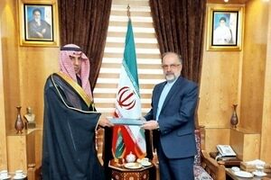 القنصل السعودی الجدید فی مشهد یقدم نسخة من أوراق اعتماده الى مسؤول بالخارجیة الایرانیة


