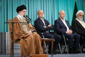 قائد الثورة الاسلامیة: اذا توفرت الوحدة والبصیرة فی الامة الاسلامیة فإن عید الفطر سیکون اعظم شأنا

